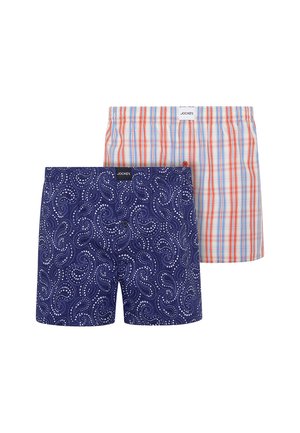 Zwei Herren-Boxershorts, eine mit blauem Paisley-Muster, die andere mit rotem, blauem und weißem Karo, beide mit gebrandeten Taillenbändern.
