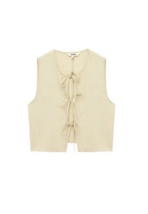Top sin mangas beige con escote redondo y tres cierres frontales de lazo, tejido texturizado, ajuste corto.