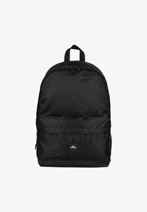 Sac à dos en tissu noir avec une texture lisse, un haut arrondi, une poche zippée à l'avant et des bretelles ajustables. Présente une petite étiquette avec logo.
