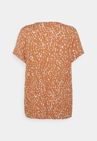 Koszulka z krótkim rękawem i okrągłym dekoltem w kolorze pomarańczowym, z teksturowanym białym, cętkowanym wzorem. Lekki materiał, luźny krój i nieco dłuższy tył.