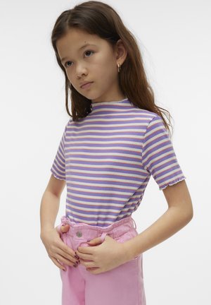 Kortärmad ribbad topp med lila och vita ränder, vågig halsringning, kombinerad med högmidjade rosa byxor. Händerna på midjan.