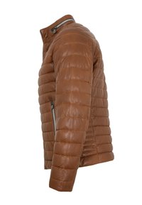 Braune Lederjacke mit gepolstertem Steppdesign, Stehkragen, seitlichen Reißverschlusstaschen und glatter Textur. Hat eine schlanke Silhouette.