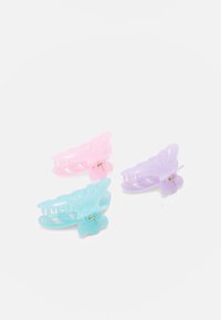 Três clips de cabelo em forma de borboleta em cores pastel: rosa, azul e roxo. Feitos de plástico translúcido com um design floral e detalhes em dourado.