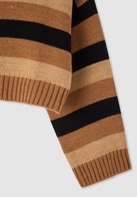 Maglione lavorato a maglia con righe orizzontali in tonalità di marrone, beige e nero. Polsini e orlo a coste, trama spessa.