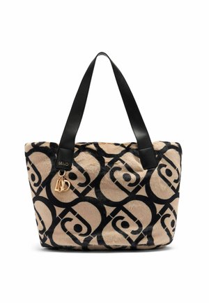 Beige en zwart gemarmerde nepbont tote bag met zwarte leren handvatten en gouden charme accenten die naast een handvat hangen.