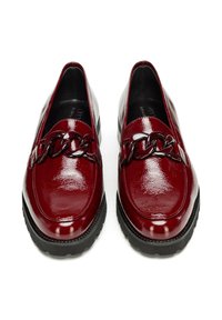 Bordeaux kleurige patenten leren loafers met een kettingaccent, ronde neus en een dikke zwarte rubberen zool. Gladde textuur met glanzende afwerking.