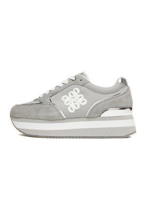 Szaro-białe sneakersy na platformie z panelami z siateczki i zamszu, białe sznurowadła, ozdobne logo po boku oraz metaliczny srebrny akcent na pięcie.