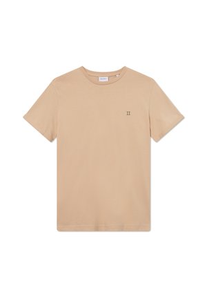 T-shirt en coton beige à manches courtes, col rond, et un petit logo "II" en vert foncé sur la partie gauche de la poitrine. Texture lisse.