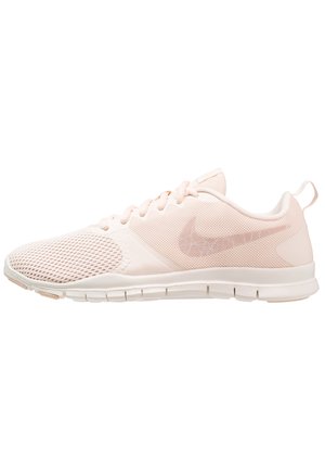 Jasnoróżowy but do biegania marki Nike z cholewką z siateczki, białą elastyczną podeszwą, sznurówkami i subtelnym logo Swoosh z boku.