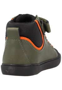 Baskets montantes vertes et noires avec des détails orange, semelle noire et col de cheville rembourré, vues de l'arrière.