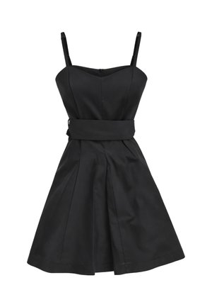 Abito smanicato nero a linea A con spalline sottili regolabili, corpetto aderente e ampia cintura in vita, mostrato su sfondo bianco.