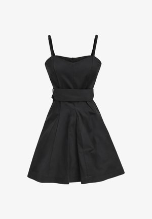 Abito smanicato nero a linea A con spalline sottili regolabili, corpetto aderente e ampia cintura in vita, mostrato su sfondo bianco.