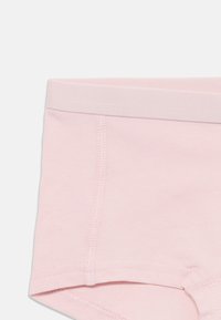 Helle rosa Baumwollunterhosen mit einem weichen, elastischen Bund und flachen Nähten. Minimalistisches Design, glatte Textur und keine sichtbaren Muster.