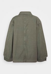 Oliwkowa kurtka z długim rękawem, z widocznymi detalami szwów i zapinanymi mankietami, pokazana od tyłu na jednolitym białym tle.