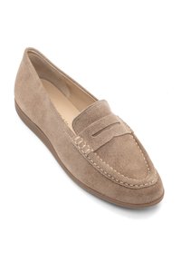 Beige suède damesslof met gestikte details, een ronde neus en een klein bandje over de bovenzijde, afgebeeld tegen een witte achtergrond.