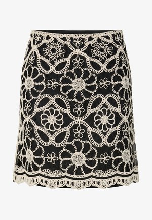 Svart skjørt med intrikat hvit blomsterblondebroderi og bølget kantdetalj.