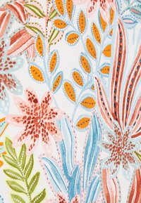 Blomstret stof med strålende pink, orange og blå blomster og blade på en hvid baggrund med detaljeret mønster og tekstur.