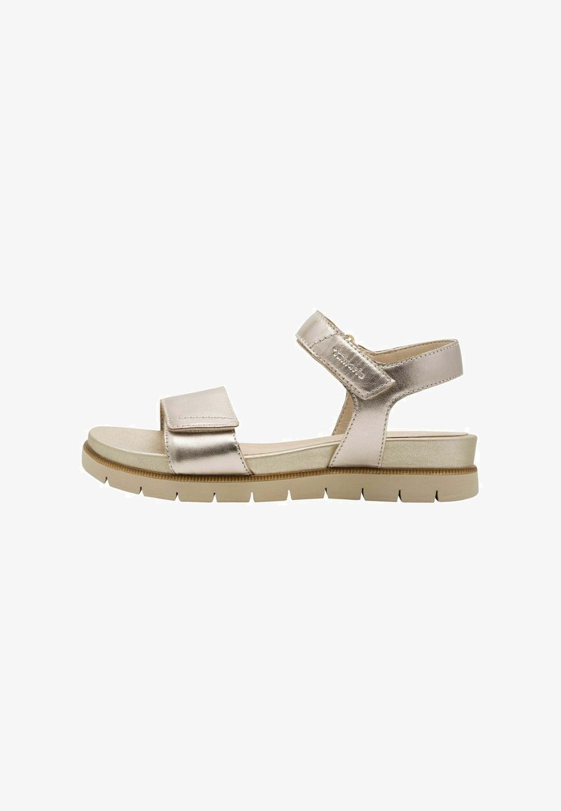 Sandales métalliques dorées avec brides ajustables, fermeture velcro, semelle intérieure rembourrée et semelle extérieure durable de couleur claire.