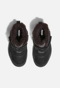 Svarta skor med en fluffig brun foder, med en slät ytstruktur, kardborreband och en rundad design. Två skor visade uppifrån.