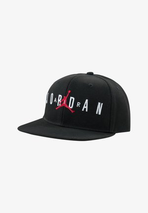 Cappellino snapback nero in cotone con design strutturato. Presenta la scritta "JORDAN" ricamata e il logo Jumpman rosso sul davanti.