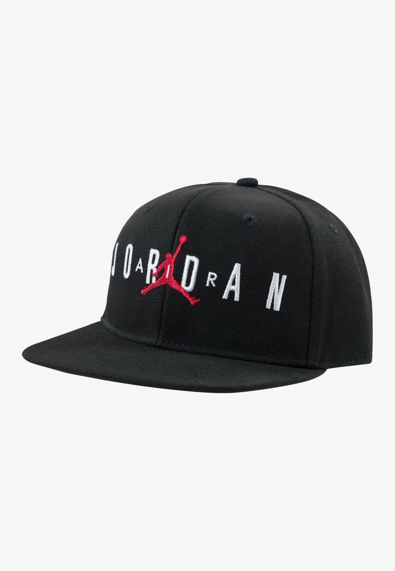 Svart snapback-cap laget av bomull med strukturert design. Har brodert "JORDAN"-bokstaver og en rød Jumpman-logo på fronten.