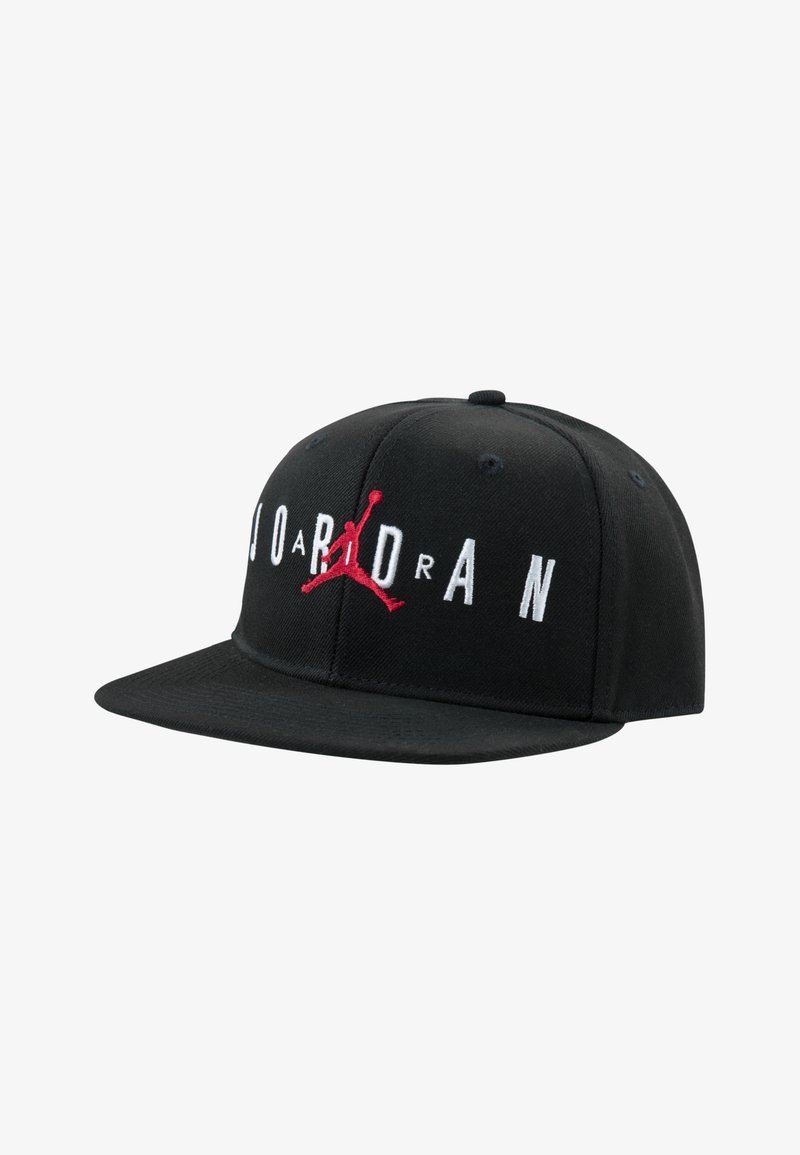 Gorra snapback negra de algodón con un diseño estructurado. Presenta bordado en la parte frontal con la letra "JORDAN" y un logo Jumpman rojo.