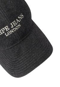 Grijze vilten pet met een gebogen klep, met "Pepe Jeans London" in het wit geborduurd. Ronde bovenkant en textuurrijke oppervlak.