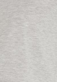 Sv�ětle šedé látkové pozadí s jemně měkkou texturou a jemnými vodorovnými pruhy.