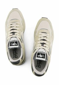 Sneaker beige in materiali scamosciati e in rete, con punta arrotondata e accenti grigi a contrasto. Logo sulla linguetta e suola testurizzata.
