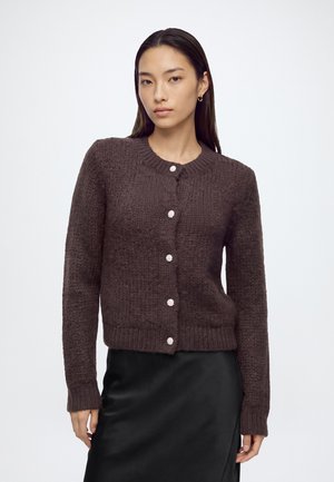 Vero Moda, VMMAYBE JEWEL LS O-NECK CARDIGAN NOOS - Жилетка - chocolate torte / w / jewel button
