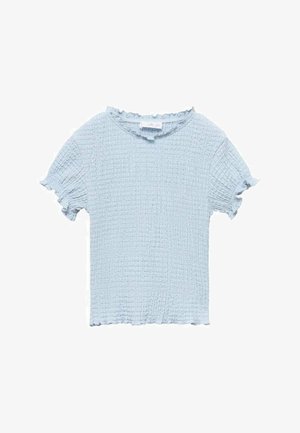 Lichtblauwe top met korte mouwen van gestructureerde stof. Heeft een ronde halslijn en gerafelde randen bij de mouwen en de zoom.