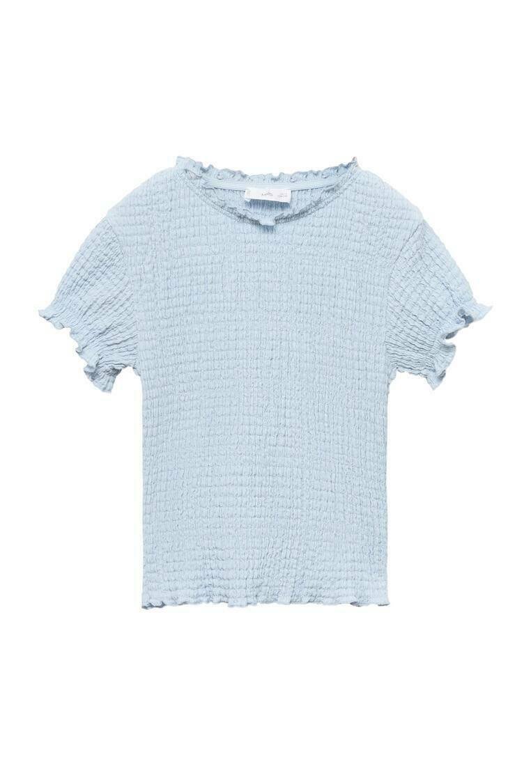 Světle modrý top s krátkým rukávem vyrobený z texturované tkaniny. Má kulatý výstřih a volánkové okraje na rukávech a lemu.