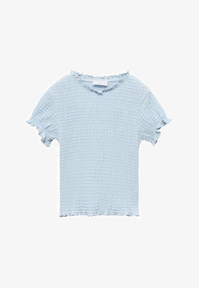 Světle modrý top s krátkým rukávem vyrobený z texturované tkaniny. Má kulatý výstřih a volánkové okraje na rukávech a lemu.