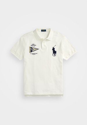 Weißes kurzärmeliges Poloshirt mit geknöpftem Kragen, dunkelblauem Polo Ralph Lauren Logo auf der rechten Brust und Yachtclub-Emblem auf der linken Brust.