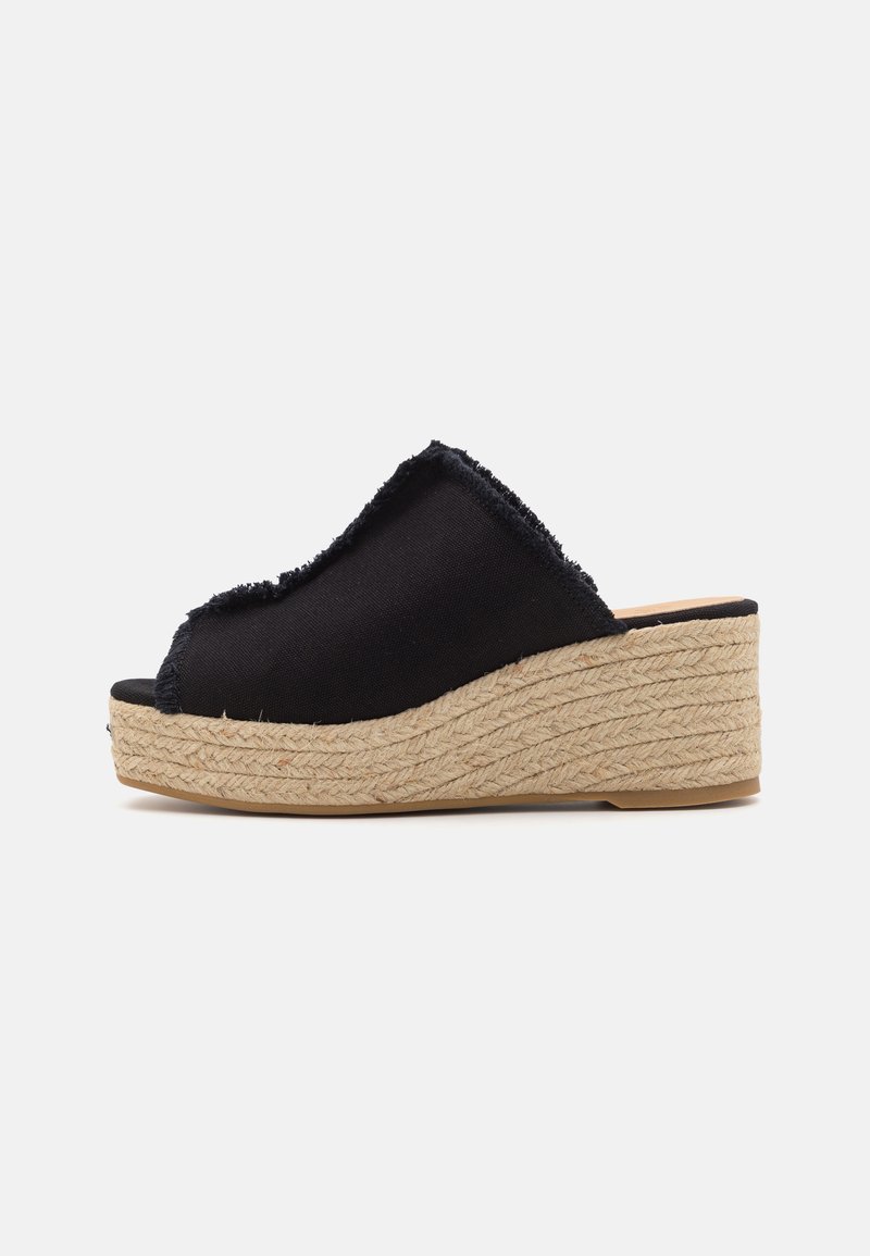 Sandale wedge negre din pânză, cu vârf deschis, margini desfăcute și platformă din jute împletit. Talpă din cauciuc plat cu priză texturată.