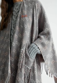 LIU JO PONCHO WITH JACQUARD LOGO - Mantella - grey
