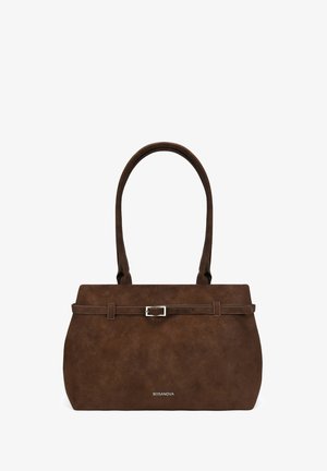 Bolso de ante marrón con una forma estructurada, dos asas largas y un acento de cinturón decorativo. Presenta una hebilla de tono plateado y un logotipo.