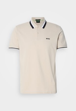 Polo beige in cotone con colletto classico, rifiniture a righe navy e bianche sul colletto e sulle maniche, con un logo sul petto.