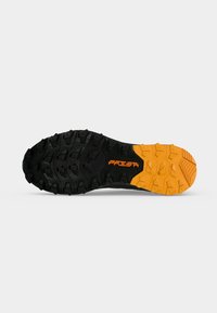 Semelle noire et orange robuste de chaussure de randonnée avec des crampons profonds et le mot "PRESA" en orange au centre.