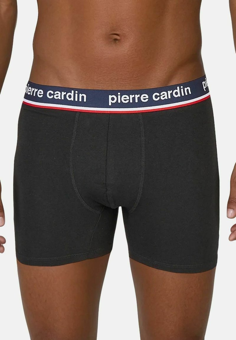Zwarte katoenen boxershorts met een aansluitend ontwerp, voorzien van een marineblauwe tailleband met witte letters en rode accentstrepen.