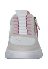 Sneaker mit einer Mischung aus Materialien, überwiegend in Weiß und Hellbeige. Sie verfügen über rosa Schnürsenkel, einen Reißverschluss an der Seite und perforierte Details an der Zehenpartie.