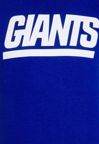 Camiseta de algodón azul con la palabra "GIANTS" en letras blancas y en negrita en el pecho, con una textura suave y sin patrones adicionales.