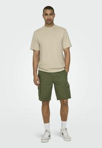 Only & Sons NORMAL GESCHNITTEN - Short - olive night