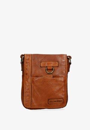 Sac bandoulière en cuir marron avec une finition texturée, un rabat frontal, des accessoires en métal en forme d'anneau et une poche zippée. Présente des détails en relief.