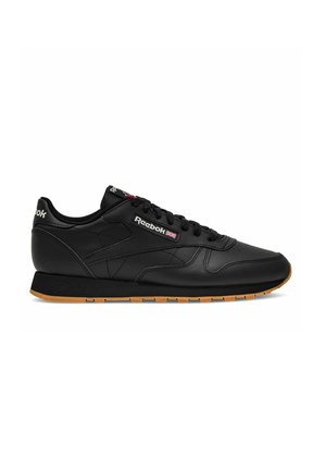 Czarny skórzany sneaker Reebok z gumową podeszwą, wiązany z przodu oraz logo Reeboka z brytyjską flagą po boku i na języku.