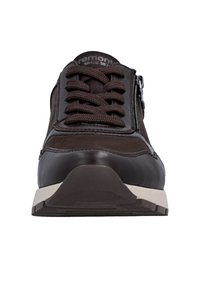 Braune Ledersneaker mit textilelementen, ausgestattet mit einer Schnürung, einem seitlichen Reißverschluss und einer Gummisohle. Schlichtes Design mit minimalen Details.