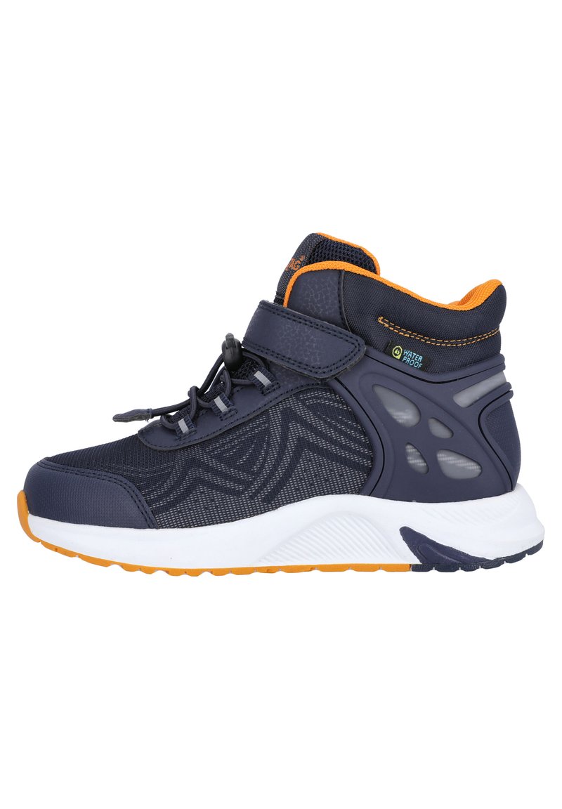 Marine høj-top sneakers med vandtæt materiale, mesh-detaljer, orange højdepunkter og en hvid mellemsål. Har et sikkert snøresystem og forstærket tå.
