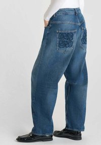 Lichtblauwe denim jeans met een losse pasvorm, voorzien van grote achterzakken met verhoogde logostiksel en een recht model.
