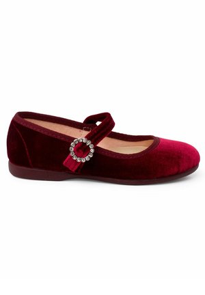 Chaussure plate Mary Jane en velours bordeaux avec bout rond, boucle décorative en strass sur la bride et semelle à petit talon.