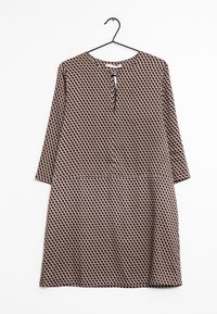 Braunes Kurzarmkleid mit geometrischem Muster in Creme und Orange. Rundhalsausschnitt mit einem Schlüsselverschluss und lockerer Passform.